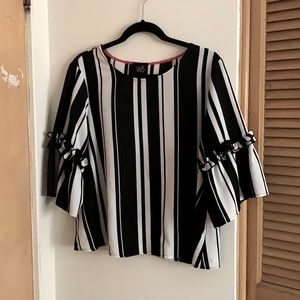 Cropped stripped blouse.